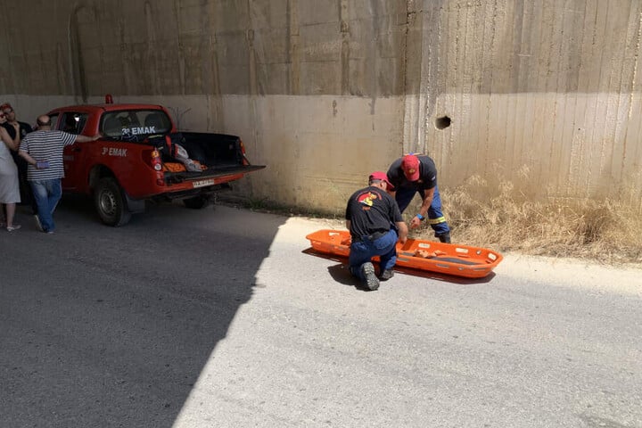 Rettungskräfte bereiten die Bergung vor.