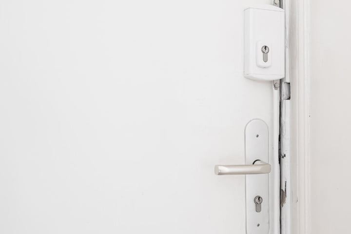 Der Täter soll die Wohnungstür verriegelt haben. (Symbolbild)