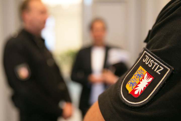 Ein Justizbeamter passt im Gerichtssaal auf. (Symbolbild)