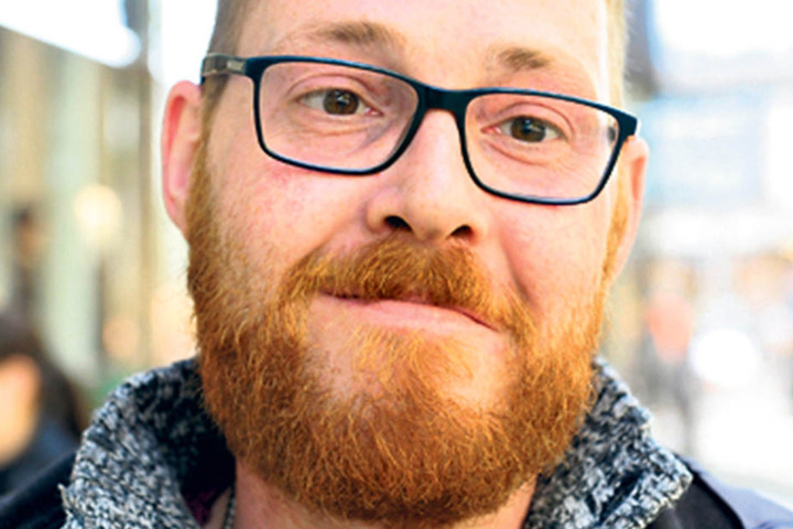 Thomas
Müller (35),
Industriemechaniker
aus
dem Raum Annaberg-Buchholz:
„Ich gehe
auf alle Fälle
wählen, bin mir aber noch uneins,
welche Partei. Es sollte
eine sein, die dafür sorgt, dass
es in der Gesellschaft fairer zugeht.“