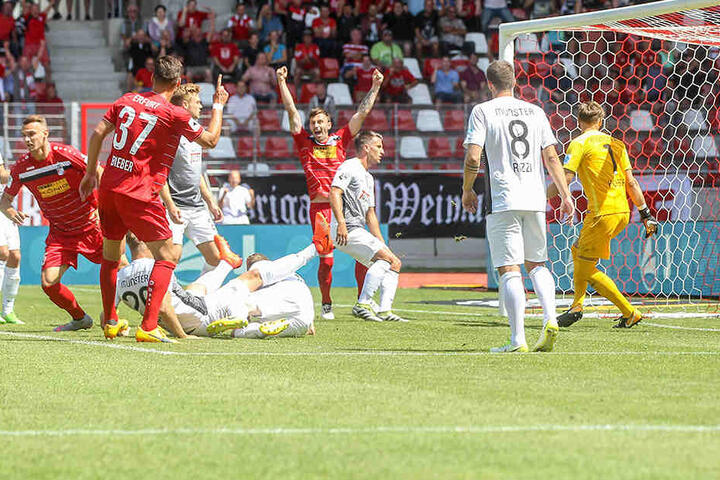 Großer Jubel nach dem 1:0 durch Florian Neuhold für Rot-Weiß Erfurt.