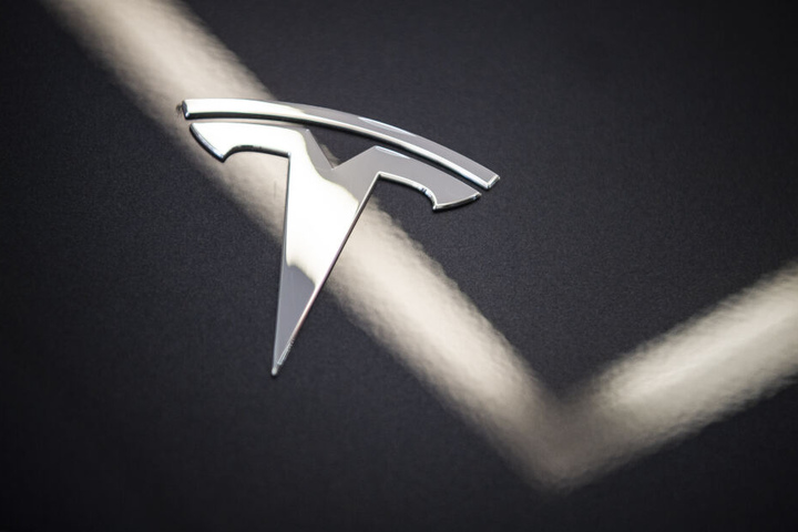 Das Logo der Marke Tesla.