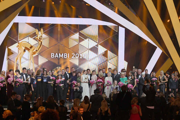 Alle Bambi-Gewinner und Laudatoren stehen nach der Verleihung auf der Bühne.