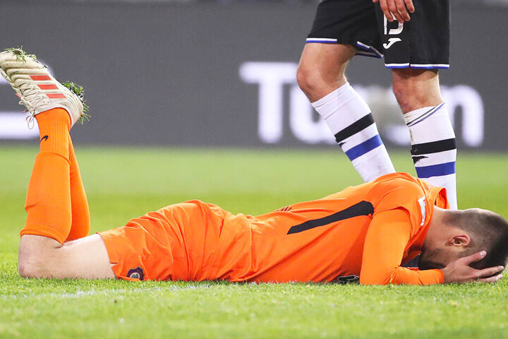 Enttäuschung pur" Dimitrij Nazarov hatte kurz nach seiner Einwechslung das 1:1 auf dem Kopf, verzog aber knapp. Danach sank er auf den Rasen.