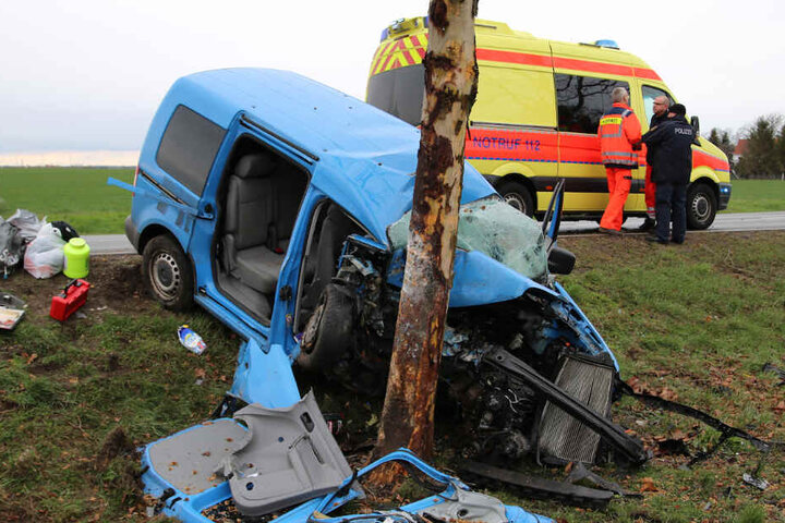 Der Caddy prallte in voller Fahrt gegen ein Baum.