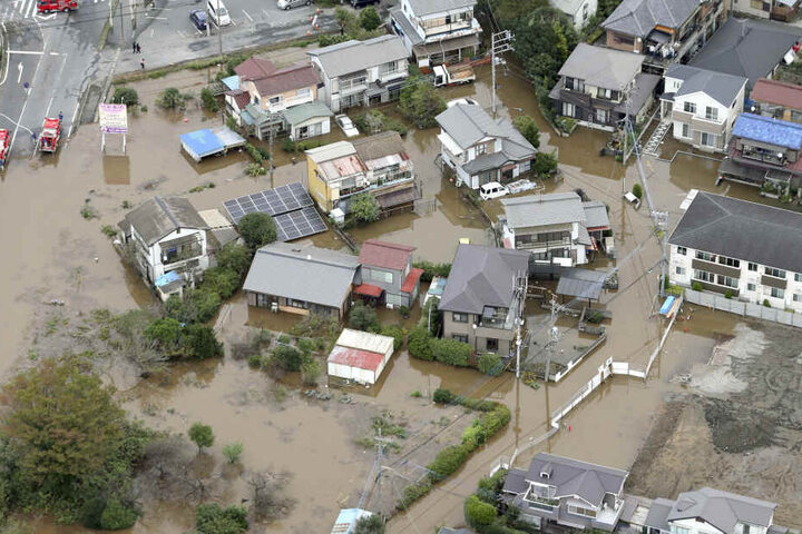 Ein Wohngebiet ist nach sintflutartigen Regenfällen in der Stadt Sakura, Präfektur Chiba, östlich von Tokio aüberflutet.