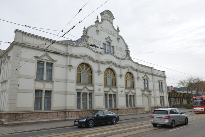 Das Ballhaus "Neue Welt" wurde 1903 gebaut. Jetzt bekommt die Fassade einen neuen Anstrich.