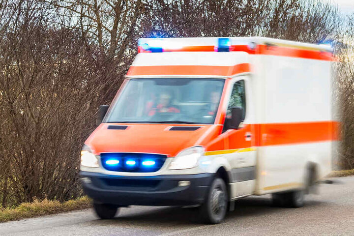 Per Rettungswagen kam der schwer Verletzte ins Krankenhaus. (Symbolbild)