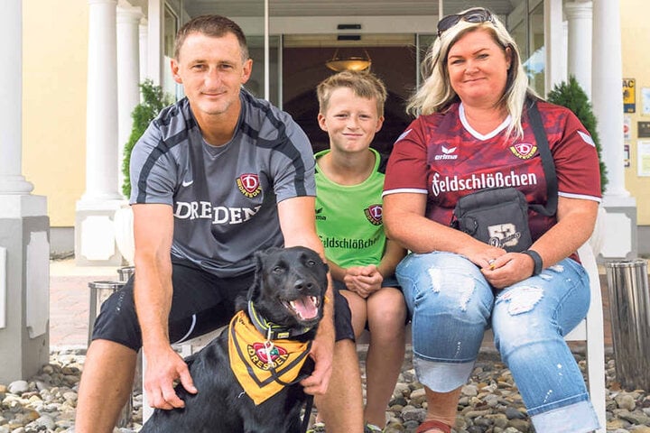 Peggy (v.r.), Paul und Sven Pachel mit ihrem „Paco“ vorm Dynamo-Hotel.