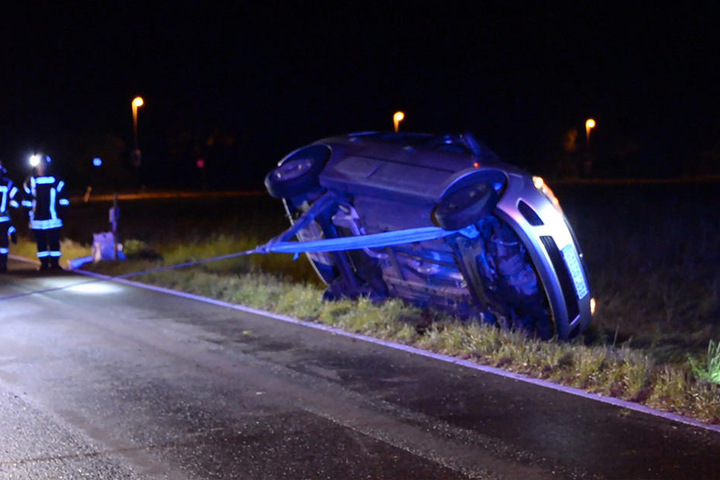 Mit einem Seilzug wurde das Auto wieder aufgerichtet.