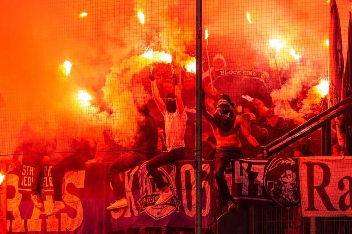 Bielefelds "Ultras" zündeten bengalisches Feuerwerk vor dem Anstoß.