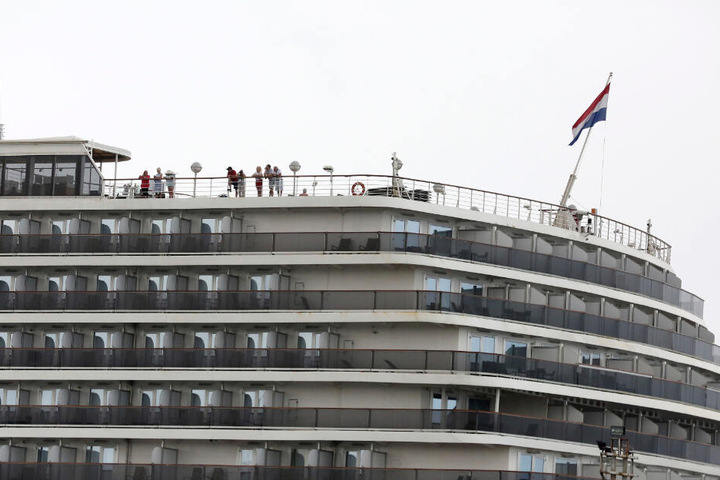 Passagiere stehen auf dem Oberdeck der Westerdam.
