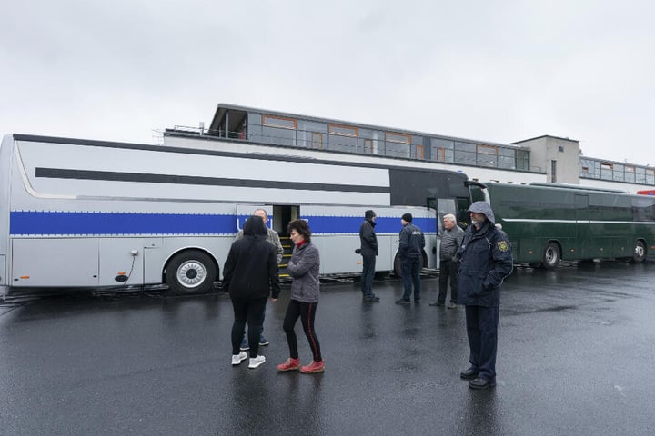 Beinfreiheit wie in der Business-Klasse: In solchen weiß-blauen Justizbussen werden Häftlinge quer durch Deutschland verschickt.
