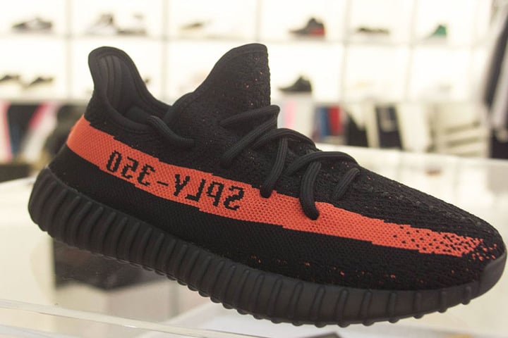 Und das sind sie: Die selbstdesignten Schuhe des Rappers: Yeezy Boost 350.