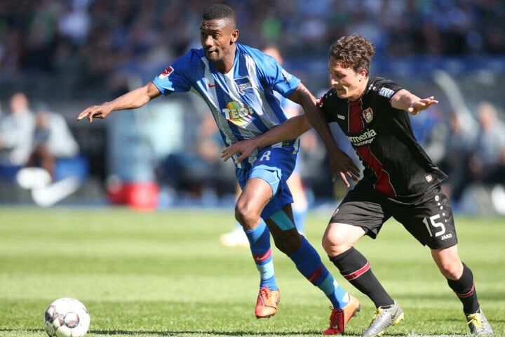 Salomon Kalou im Zweikampf mit Leverkusens Julian Baumgartlinger.