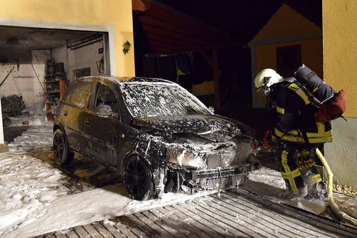 Weiße Weihnacht, über die sich niemand freut: Im Löschschaum steht Nicks
erstes Auto.
