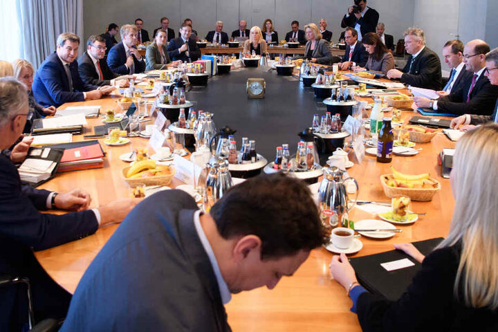 Das neue Kabinett in Bayern hat nach Landtagswahl und Koalitionsbildung seine Arbeit aufgenommen.