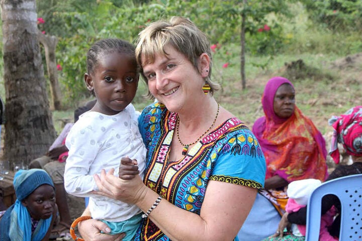 Beate Förster mit der kleinen Tatu in Kenia. Die niedlichen Kinder haben es
der Sächsin angetan.