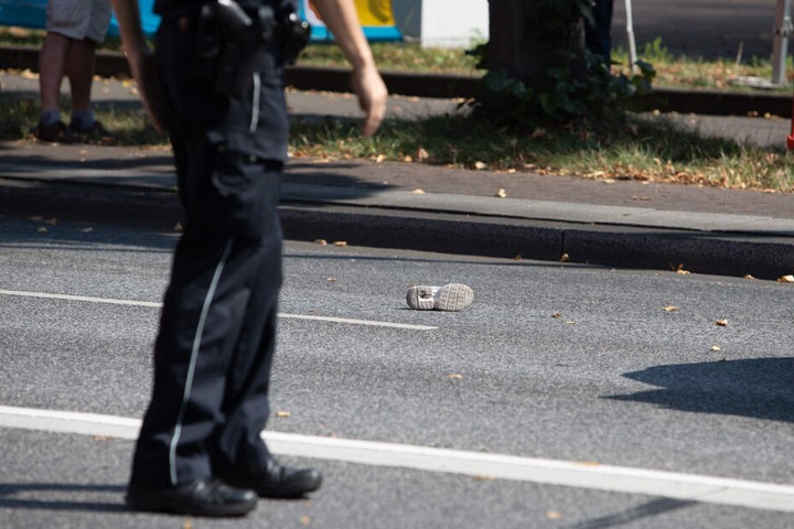 Auf der Straße liegt noch der Schuh des verstorbenen Kindes.