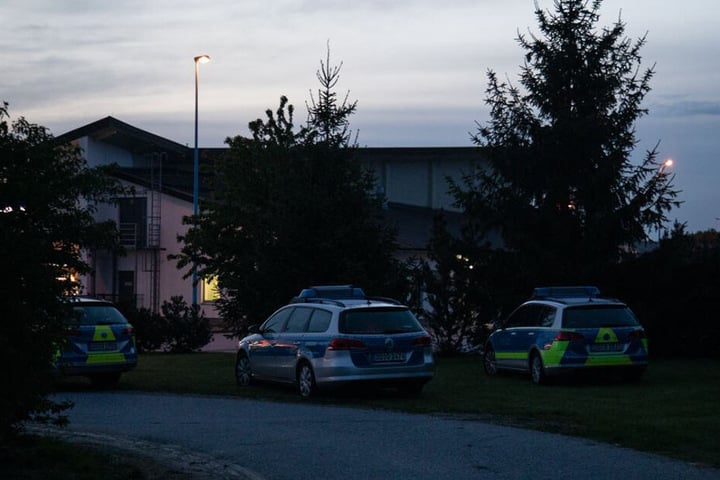 Einsatzkräfte der Polizei sperrten den Rastplatz weiträumig ab.