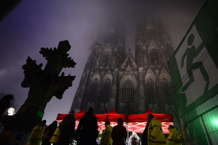 Rund um den Kölner Dom war eine Sicherheitszone eingerichtet, Feuerwerk nicht erlaubt.