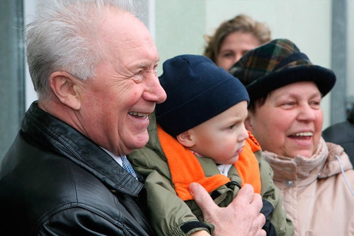 In Neuhardenberg entstand 2007 diese Aufnahme. Sie zeigt Sigmund Jähn mit
seiner Frau Elke und seinem Enkelchen Jakob.