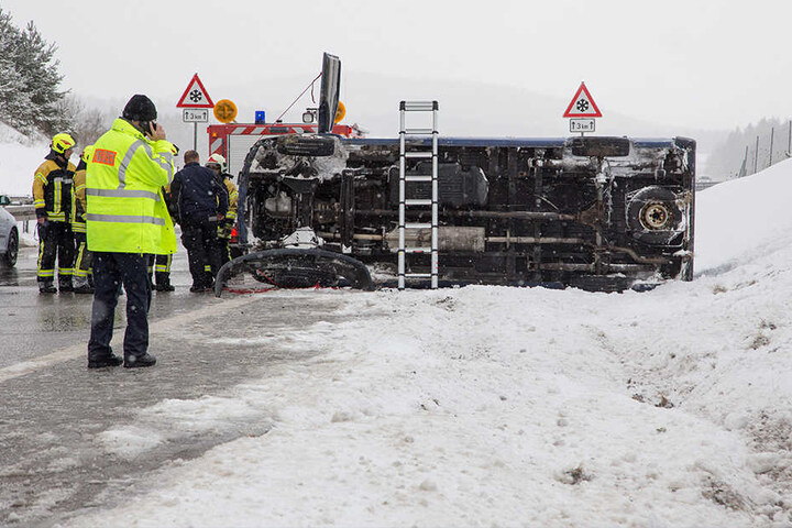 Der Fahrer konnte sich selbst aus dem Transporter retten.