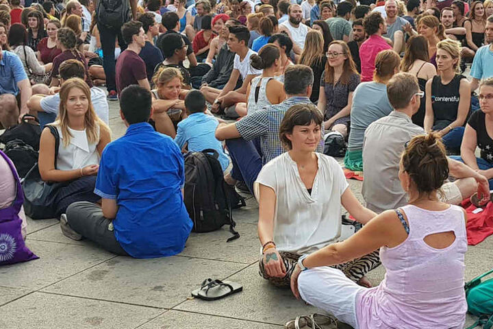 Bei dem "Eyecontact"-Experiment sollen sich Menschen, trotz der Schnellebigkeit und Anonymität der Großstadt, annähern können.
