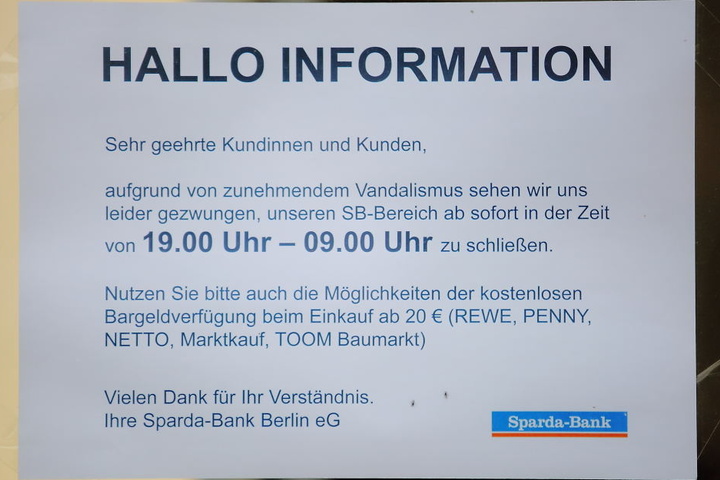 Mit diesem Aushang informiert die Bank ihre Kunden.