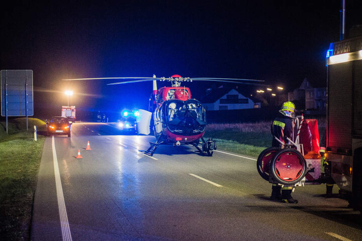 Per Rettungshubschrauber musste die eingeklemmte Person nach ihrer Befreiung ins Krankenhaus geflogen werden.