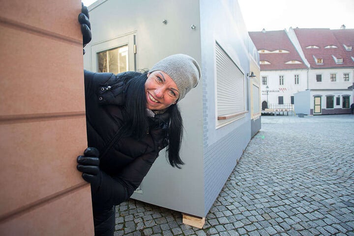 Schaustellerin Silke Walz (49) mit ihrer Kinderbackstube auf dem Zwickauer Weihnachtsmarkt.