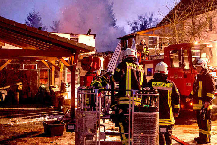 In letzter Minute gelang es den Kameraden, ein Übergreifen der Flammen auf das angrenzende Wohnhaus zu verhindern.