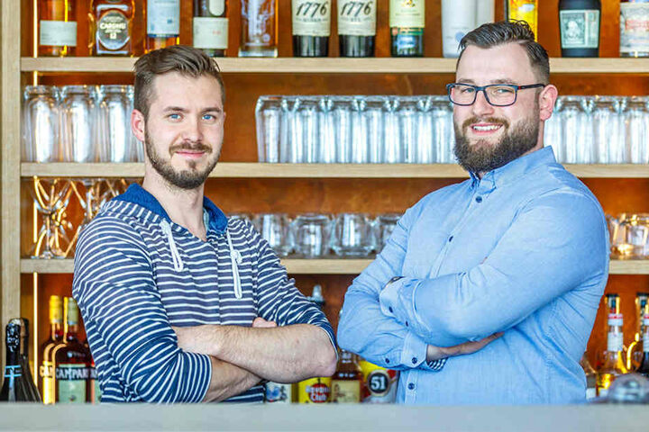 Sie übernehmen den Laden samt Kochschule: Chris Schmieade (31, links) und Christian Stellmacher (29).
