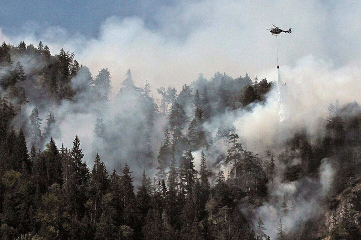Das Feuer im Bergwald oberhalb von Oberaudorf in Bayern ist noch nicht endgültig besiegt.