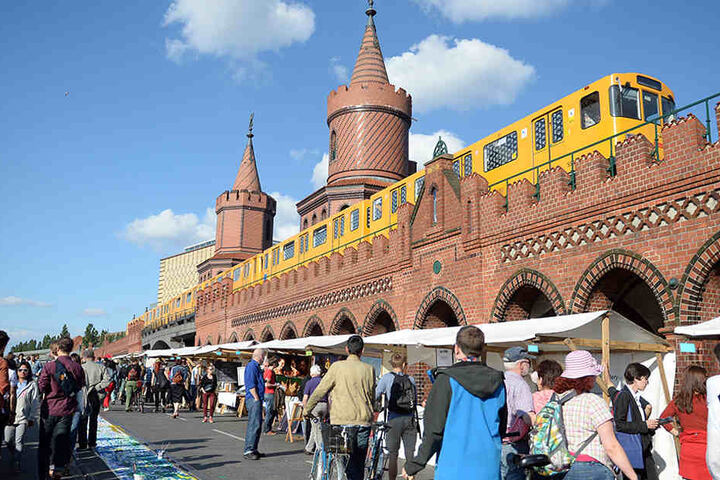Besucher sehen sich 2014 auf der Oberbaumbrücke in Berlin bei der Veranstaltung "Open Air Gallery" Kunst an verschiedenen Ständen an.