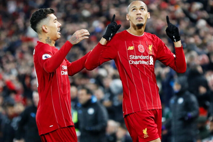 Fabinho (r.) bejubelt seinen Treffer zum zwischenzeitlichen 1:0. Roberto Firmino beglückwünscht ihn.