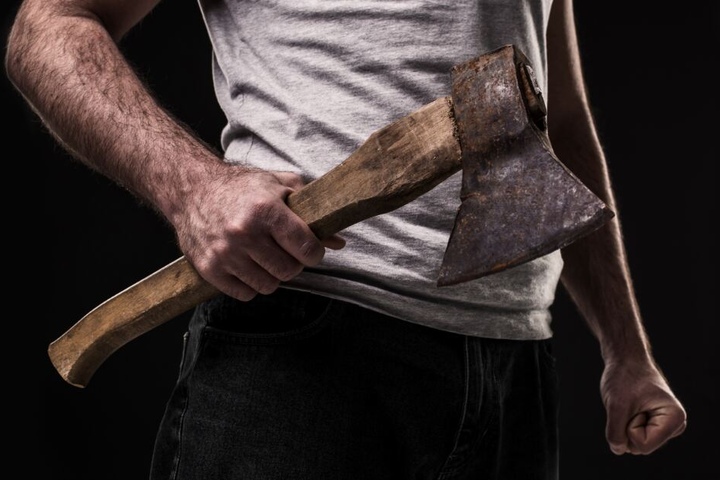Mit einer Axt gingen die Täter auf ihr Opfer los. (Symbolbild)
