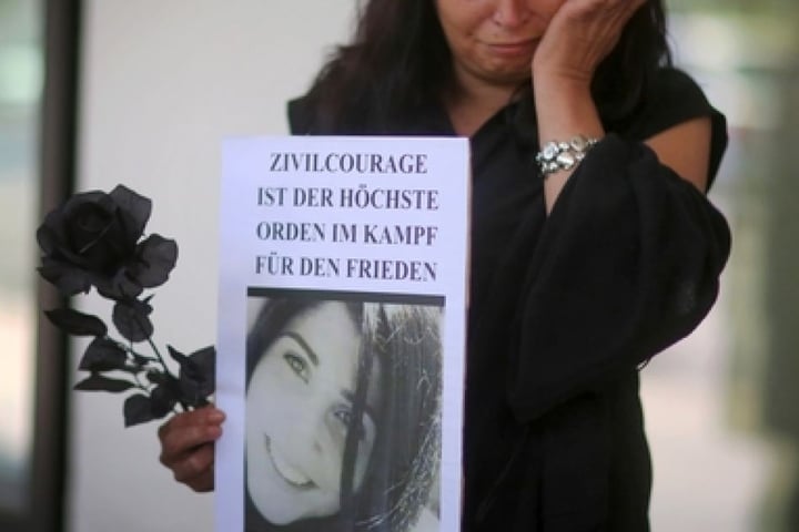 Die Trauer bei den Angehörigen ist auch nach so langer Zeit immernoch sehr groß.
