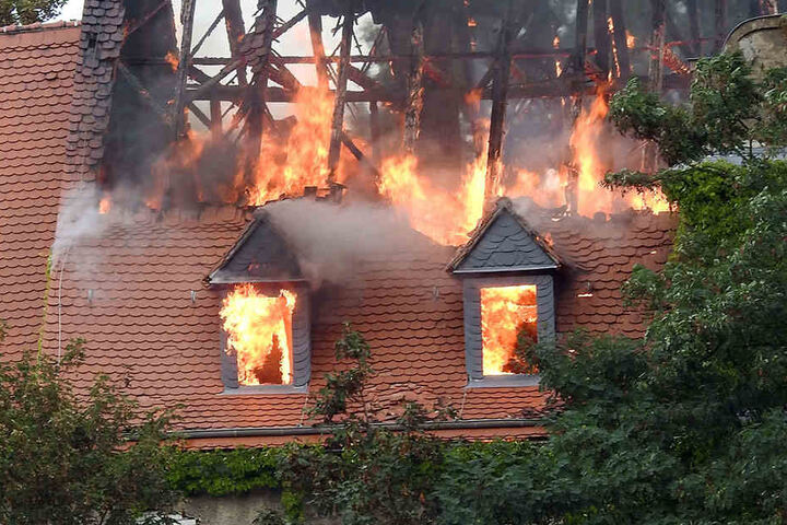 Aus bisher ungeklärter Ursache schlugen am späten Nachmittag Flammen aus dem Dachgestühl des leer stehenden Herrenhauses.