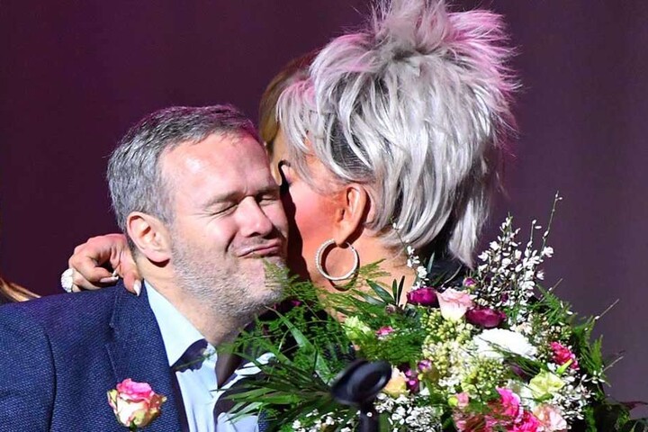 Na, so richtig schmeckte das Küsschen wohl nicht: Dr. Jörg Dittrich bedankte sich bei Gene Pascale für den Auftritt.