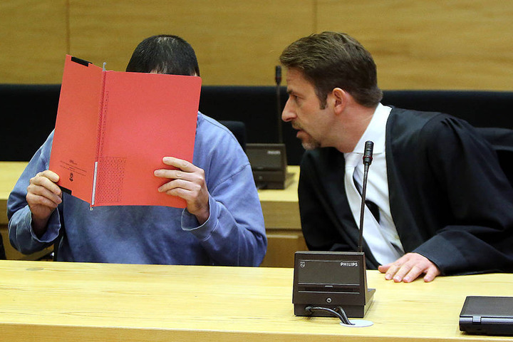 Alexander J. (36, li.) war 15 Jahre lang mit dem Opfer verheiratet. Nun ist er wegen versuchten Totschlags angeklagt. Sein Verteidiger Alexander Strato wendet sich ihm zu.