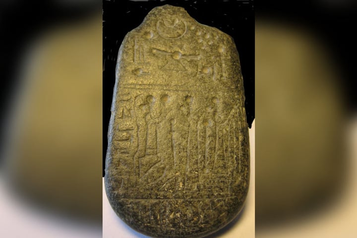 Dieses Steinamulett aus dem nordsyrischen Sendschirli trägt eine aramäische Inschrift.