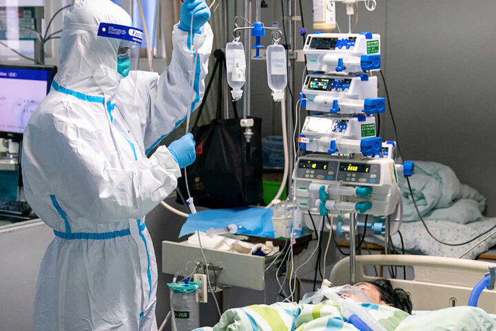 Ein medizinischer Mitarbeiter überprüft den Tropf eines Patienten auf der Intensivstation des Krankenhauses "Zhongnan" der Universität Wuhan.