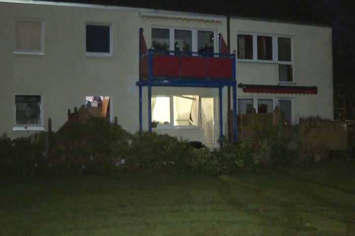 Das gepanzerte Fahrzeug fuhr durch den Garten und rammte die Fensterfront der Terrasse auf.