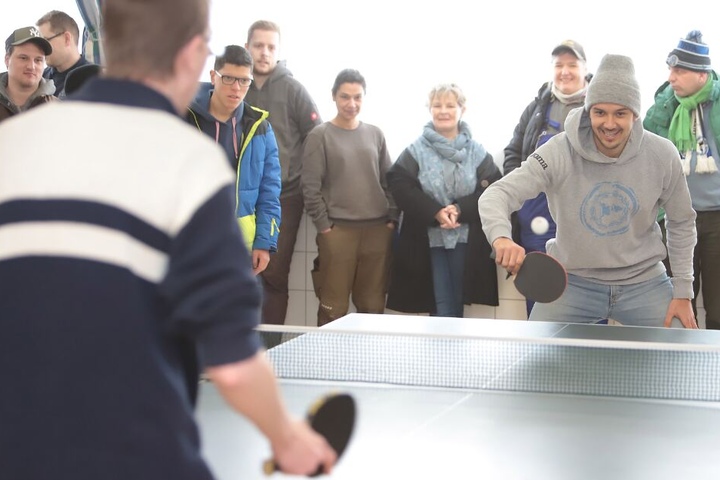 DSC-Spieler Manuel Prietl hatte sichtlich viel Spaß beim Tischtennis-Turnier mit den Kracks-Beschäftigten