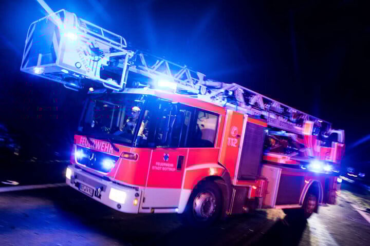 Die Feuerwehrleute konnten sich in höchster Not retten. (Symbolbild)