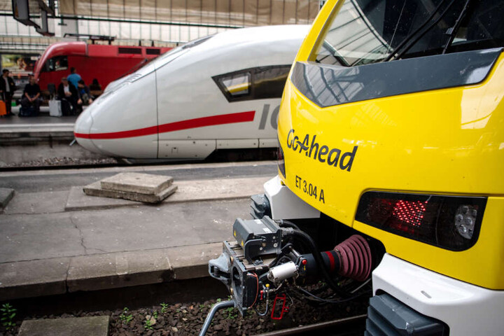 Ein Zug des Typs FLIRT von Zugbetreiber "Go-Ahead" (rechts im Bild) steht am Stuttgarter Hauptbahnhof neben einem ICE 4 (Mitte) und einem Regionalexpress (links).