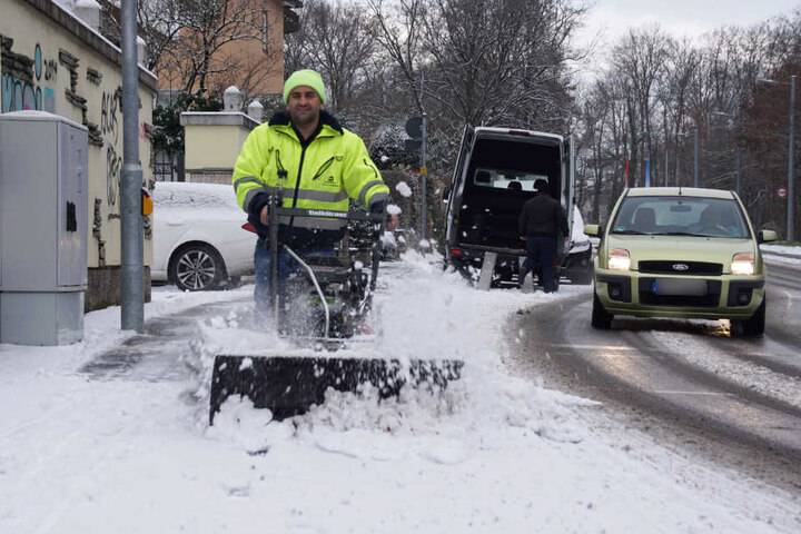 Mitten in Stuttgart: Mit der Motorfräse wird der Gehsteig vom Schnee geräumt.