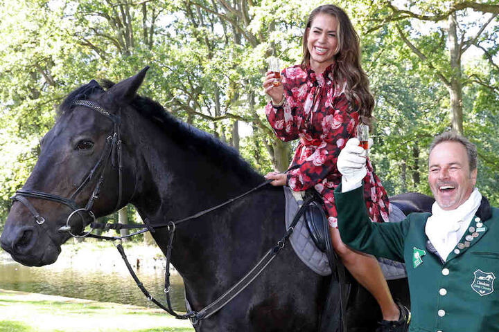 Na na, Jessica! Gibt's hier etwa Alkohol im Sattel für die Ex-Bachelorette?
