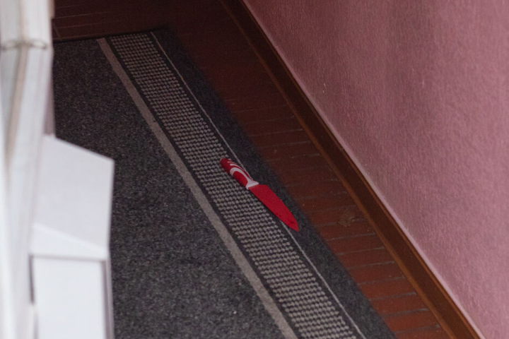 Die Tatwaffe lag auf dem Teppich in der Wohnung.